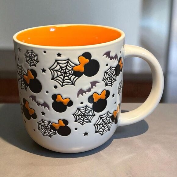 DISNEY'S MINNIE MOUSE HALLOWEEN CERAMIC COFFEE MUG -BATS & WEBS NEW - Picture 1 of 5